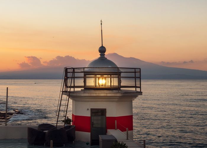 Faro di brucoli con L'Etna